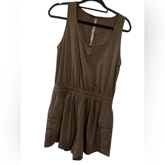 Vuori | Pants & Jumpsuits | Nwt Vuori Villa Utility Romper Java Size S ...